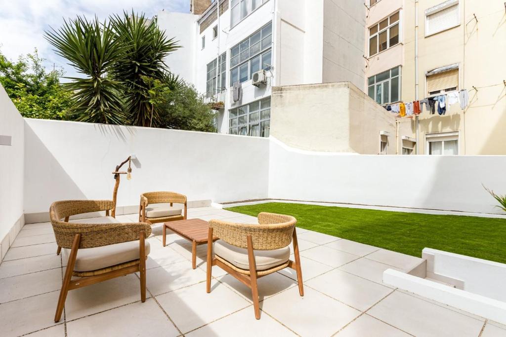 Santo Condestavel Apartment | Campo de Ourique Gallery by Gonzalo's Guest