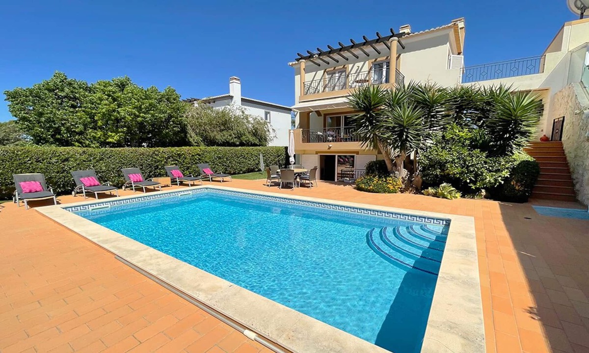 Porto de Mos Villa | Casa Atalaia is a lovely modern 4 bedroom villa situated close to Boa Vista golf