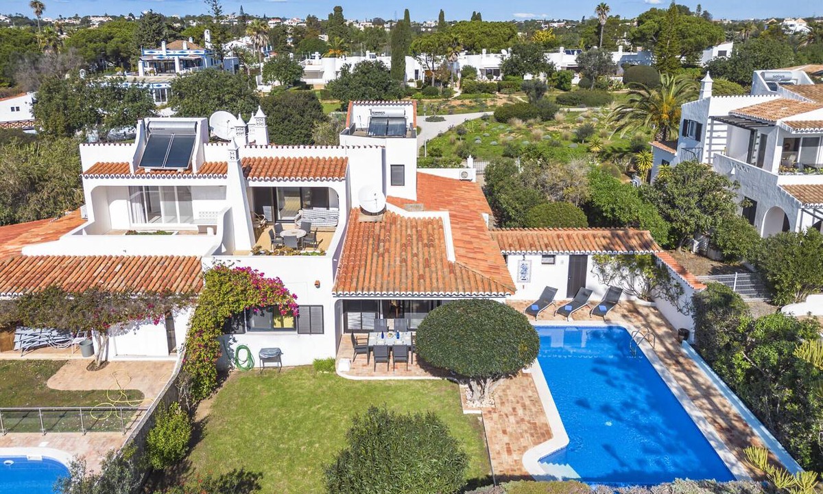 Carvoeiro Ski Chalet | Casa Catarina, Classic Charming Villa with private pool
