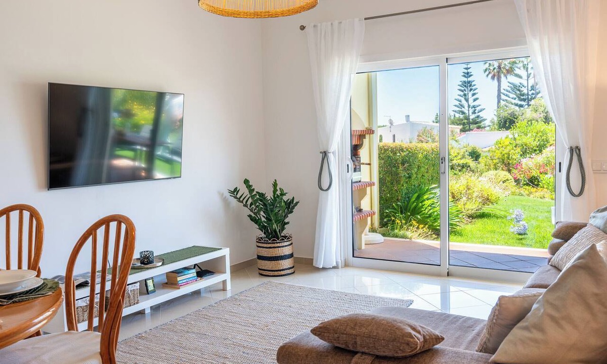 Sesmarias Apartment | Casa Coelha - Garden Apartment near the Coast
