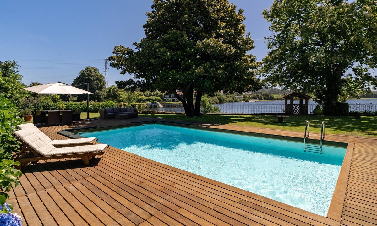 Gemeses House | Casa da Barca do Lago – Historic Elegance by the River Near Porto