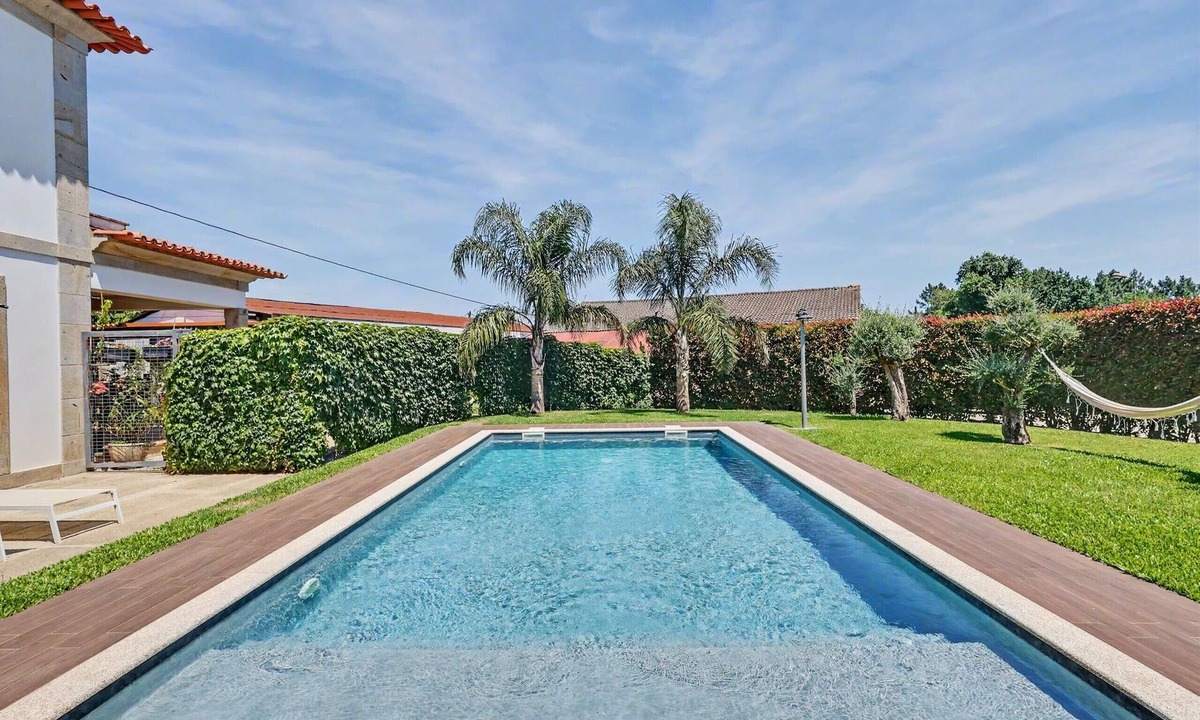 Vila Verde House | Casa Da Padroa: Private Pool, Wi-Fi & Air Conditioning in Braga