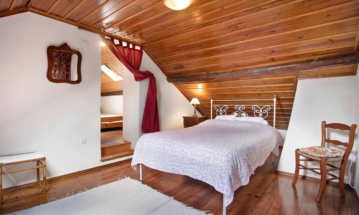 Porto de Mos Apartment | Casa do Largo - Floor 2 with Shared Terrace, Shared Garden and Wi-Fi