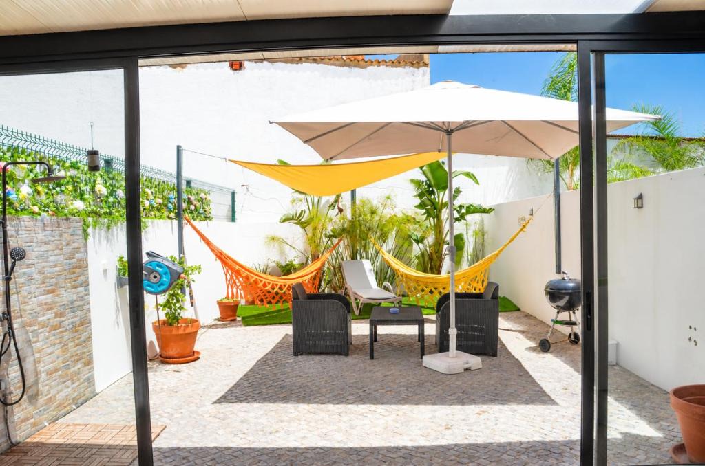 Olhao House | Casa Elegante T3 Moderna 2 Suítes, Jardim e Garagem Privados
