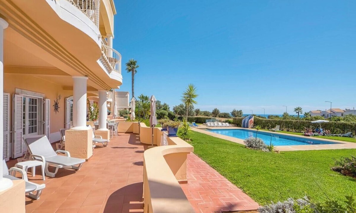 Caramujeira Apartment | Casa Marinha 2 - Lovely 3-bedroom holiday home at Marinha beach