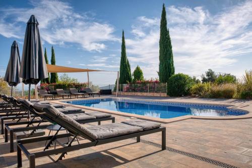 Loule Villa | Casa Rosa: Exclusive Hilltop Estate with Heated Pool & Sea Views