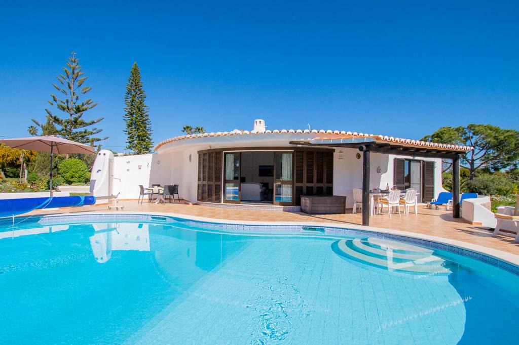 Caramujeira Villa | Casa Ryder - Short walk from Praia da Marinha