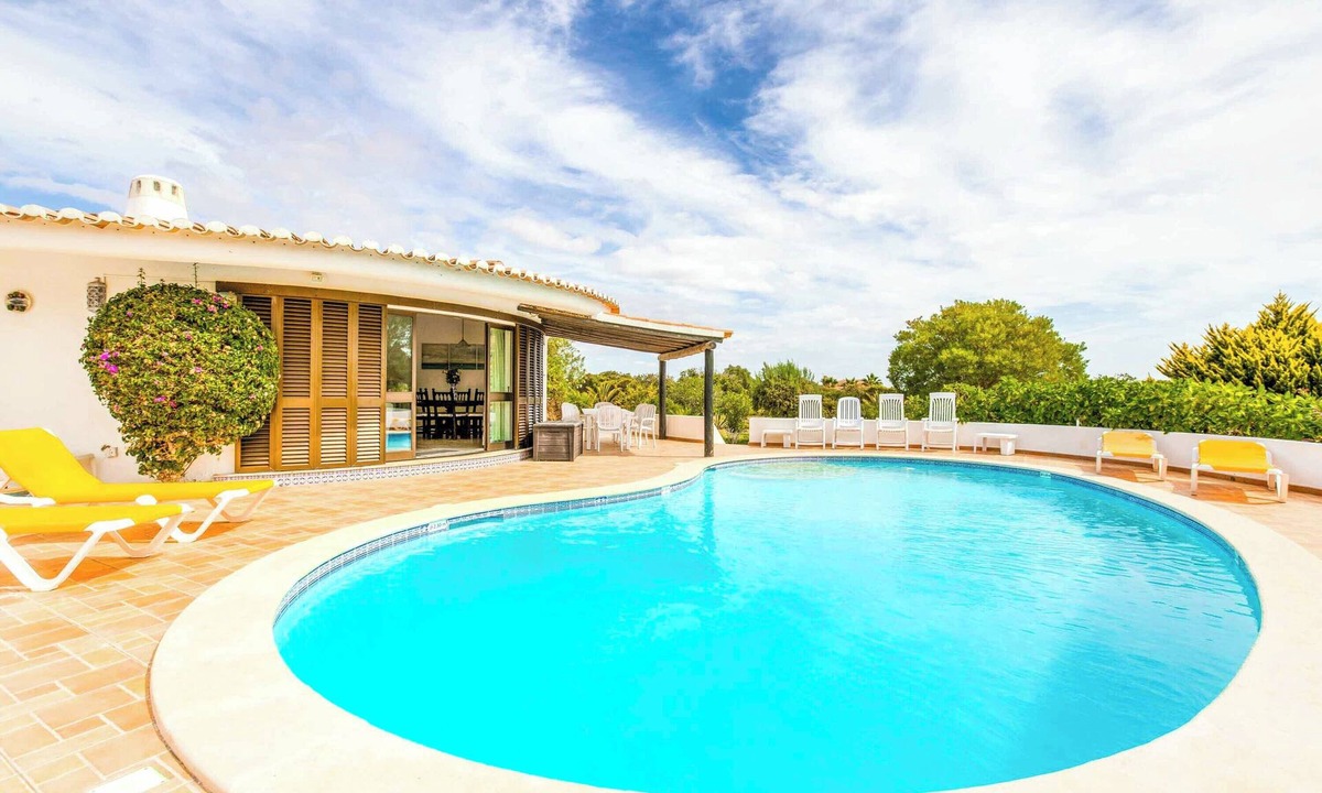 Caramujeira Villa | Casa Ryder - Three Bedroom Villa, Sleeps 6