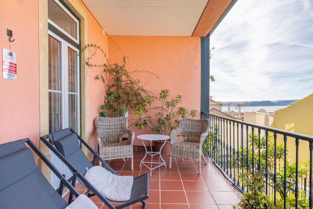 Sao Cristovao e Sao Lourenco Apartment | Castelo Design Aparment W/Balcony & Super View by LovelyStay
