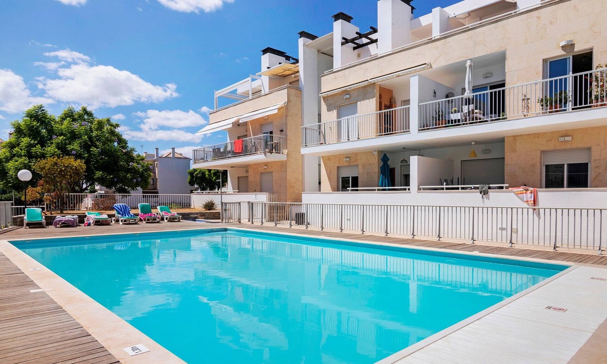 Santa Luzia Apartment | Charming 3-Bedroom Apartment in Santa Luzia with Shared Pool, Wi-Fi & Air Conditioning