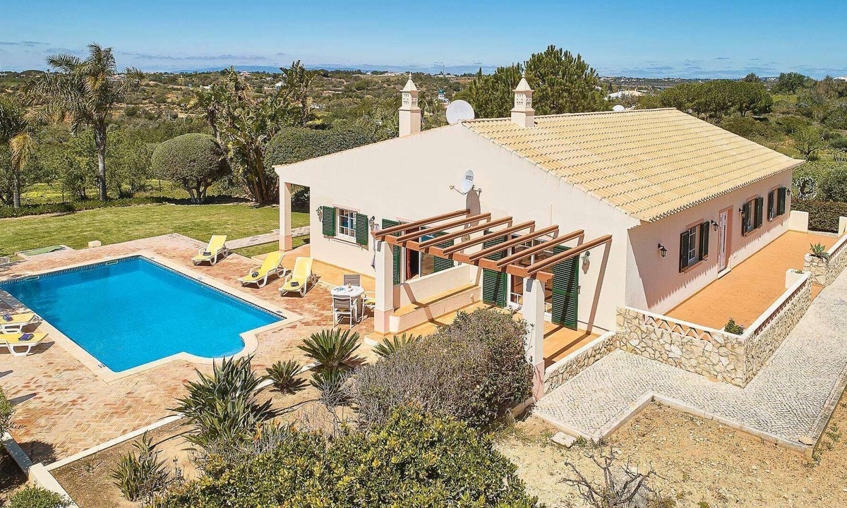 Albufeira Villa | Charming Country House, A/C, Private Pool, 20mins walk from Guia & 15mins drive to Fabulous Beaches
