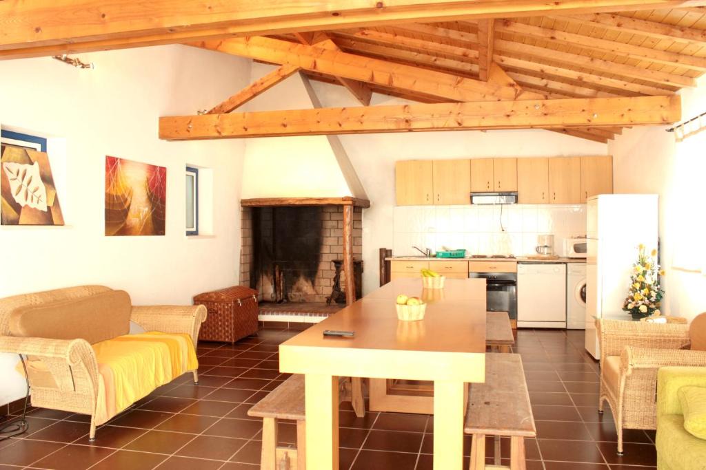 Burinhosa House | Charming House in Burinhosa, Pataias with Shared Pool