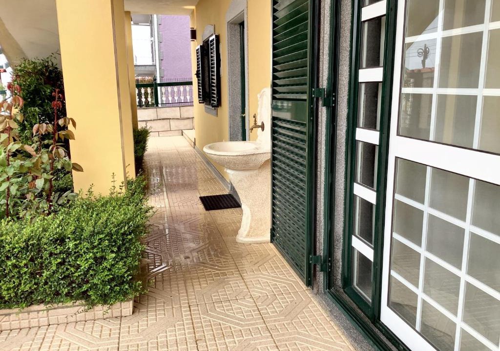 Aguiar da Beira House | Charming House in Cortiçada with Balcony and Mountain View