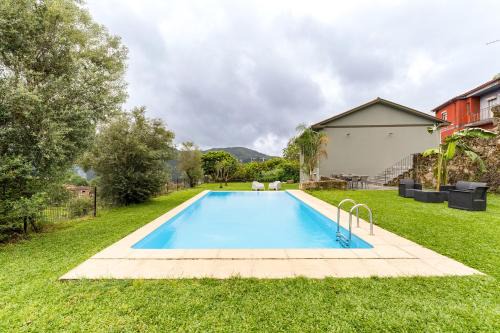 Amares House | Charming Retreat with Pool
