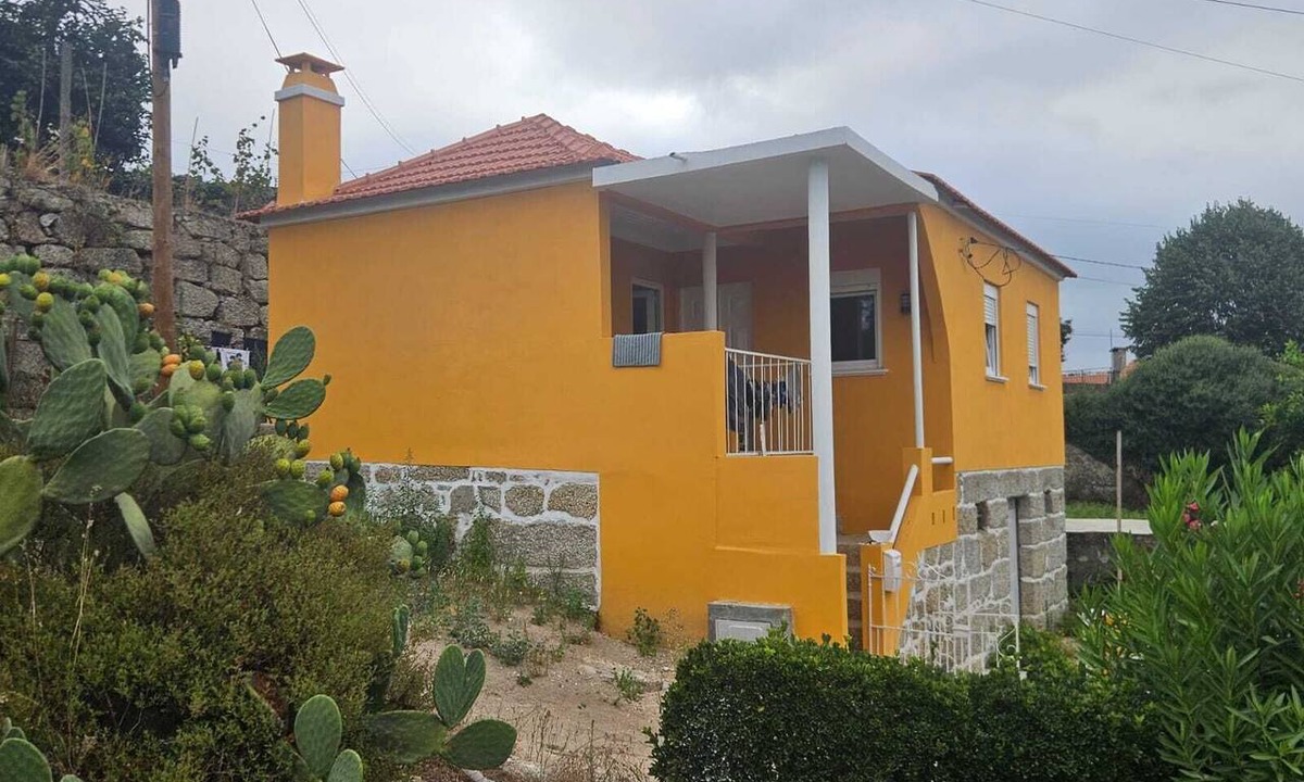 Santa Comba Dao House | Charming River-View Cottage in Dão Wine Region – Fireplace & Private Patio