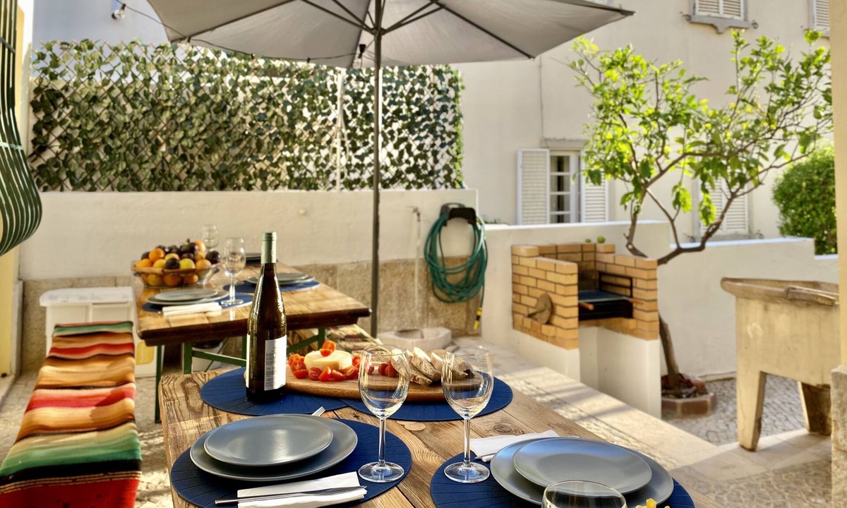 Se House | Charming villa in DOWNTOWN with an OUTDOOR PATIO! FREE PARKING