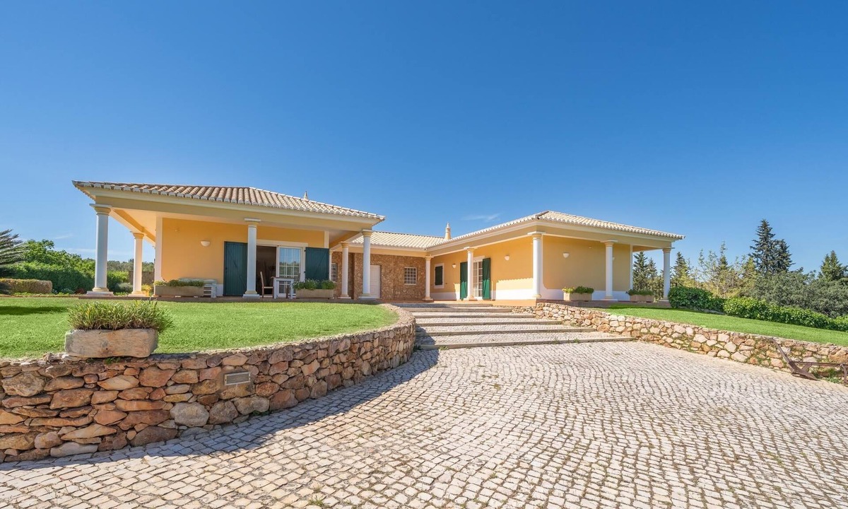 Alfarrobeira Apartment | Charming Villa with Pool & Garden in Vale da Lama