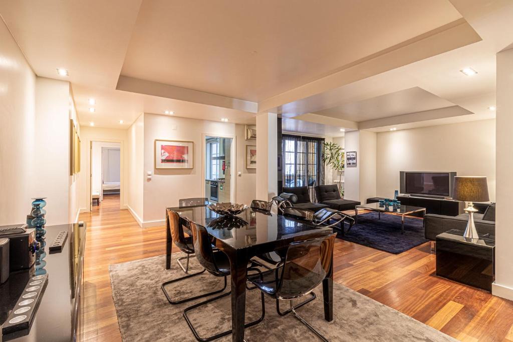 Sacramento Apartment | Chiado Deluxe Modern Feel 3 BR Apartment