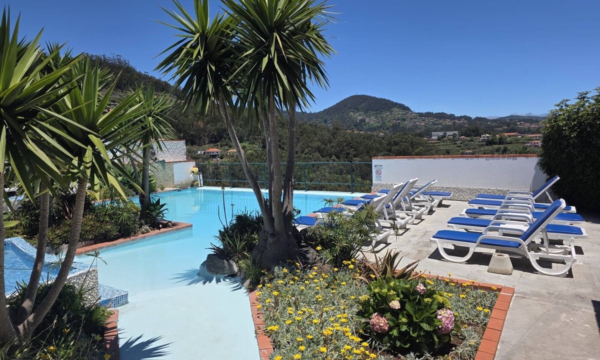 Canico Apartment | Classic Panoramic View Ocean Apartment with Shared Pool, Garden and Wi-Fi