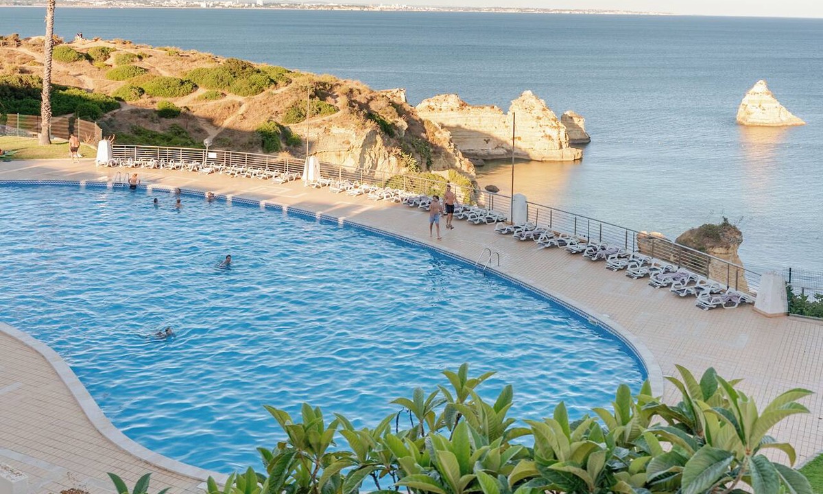 Ameijeira Condo | Coastal Escape Steps to Beach Pool Inema Lagos