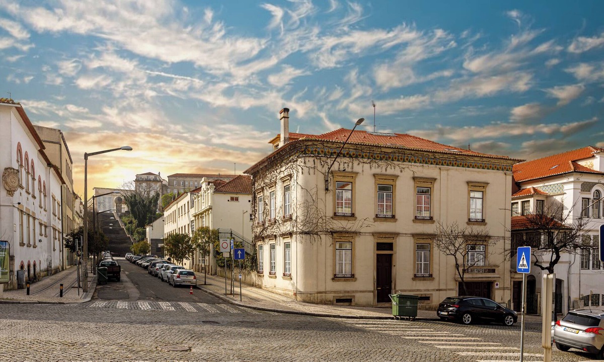 Se Nova Apartment | Coimbra Old Town Gem Family Studios, Suites with Private Bathrooms