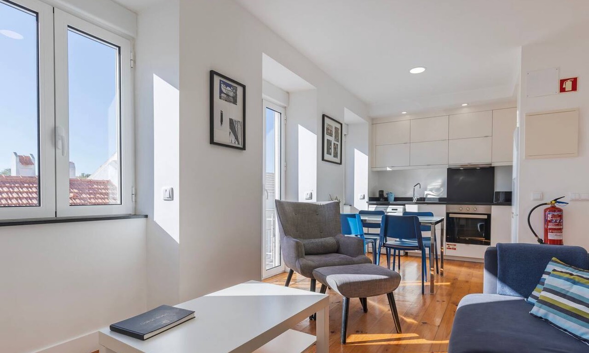Santa Engracia Apartment | Comfort & Bright Apartment by LovelyStay
