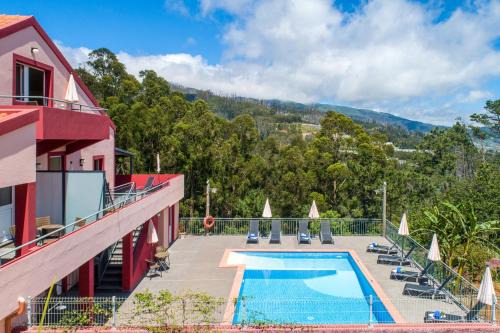 Campanario Apartment | Comfortable apartment with shared pool in Prazeres, 150 m²