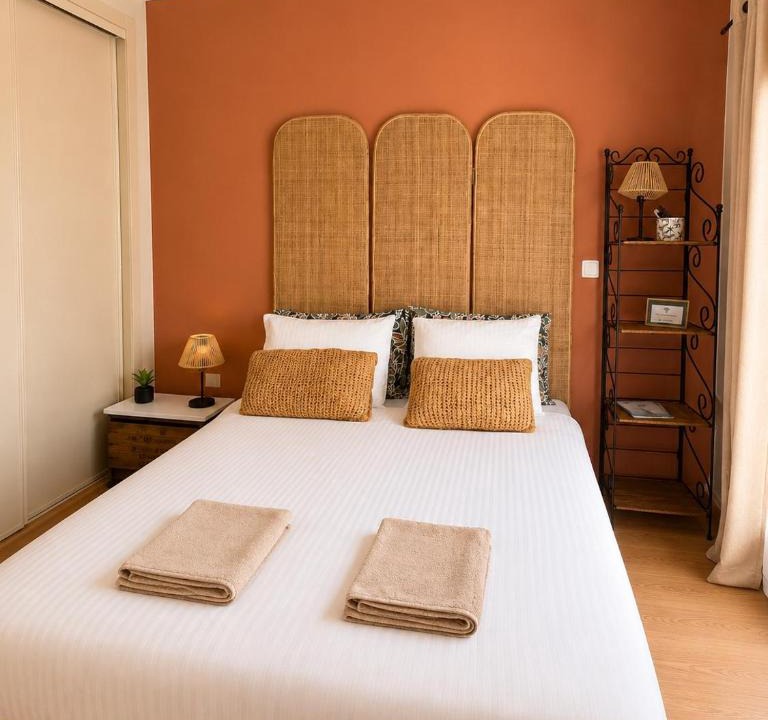 Castelo Bed & Breakfast | Cosy room with bathroom and private access