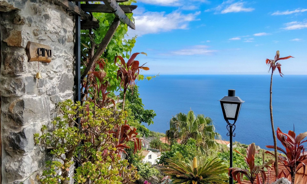 Arco da Calheta Cottage | Cottage Eira, charming getaway with Ocean View!