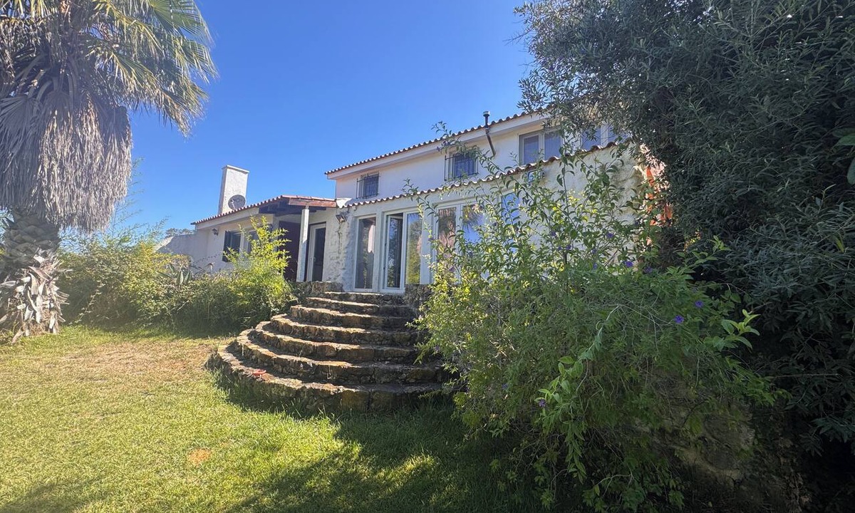 Loures Cottage | Country house near the city, peace and quiet, nature, a pool, and a spacious garden.
