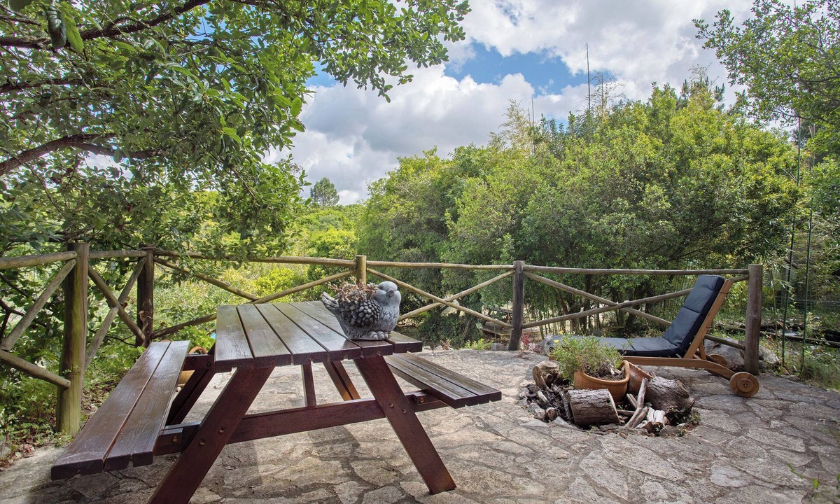 Lourinha House | Country House 'Quinta Do Castelo - Casa De Pedra' with Private Terrace, Wi-Fi and Air Conditioning