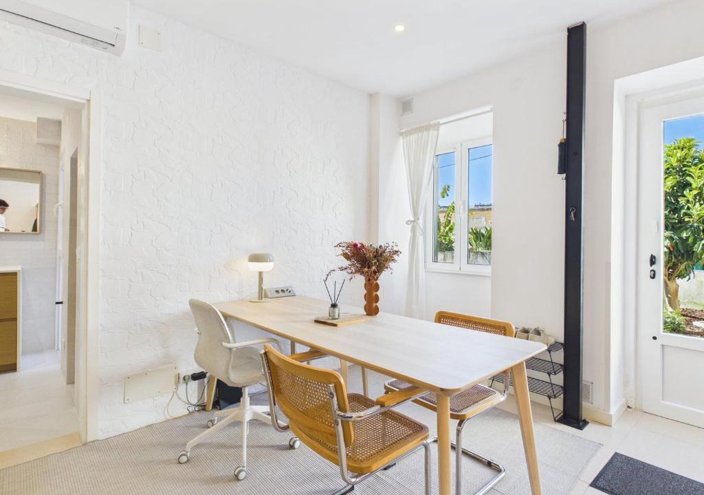 Cova da Piedade Apartment | Cozy 1BR w/AC & Shared Garden – Almada | By Airnest