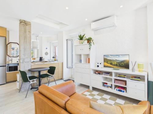 Cova da Piedade Apartment | Cozy 1BR w/AC, Terrace & Shared Garden – Almada | By Airnest