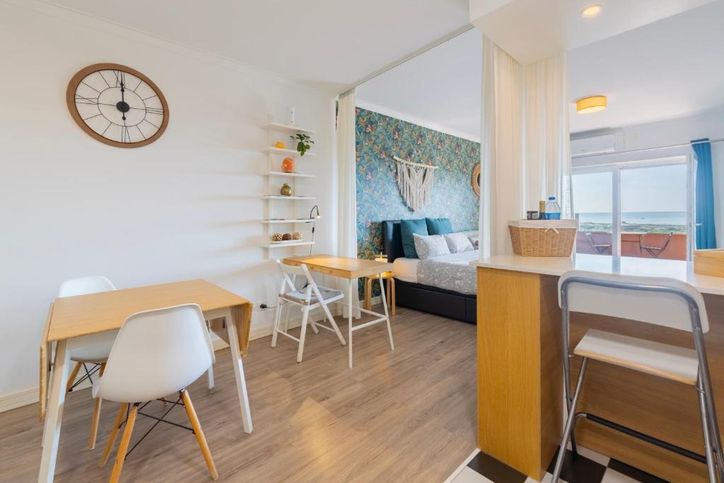 Pica Galo Apartment | Cozy beach studio retreat near Lisbon with Sea View