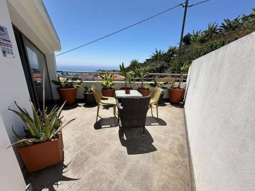 Santo Antonio Apartment | Cozy Studio & Patio in Funchal