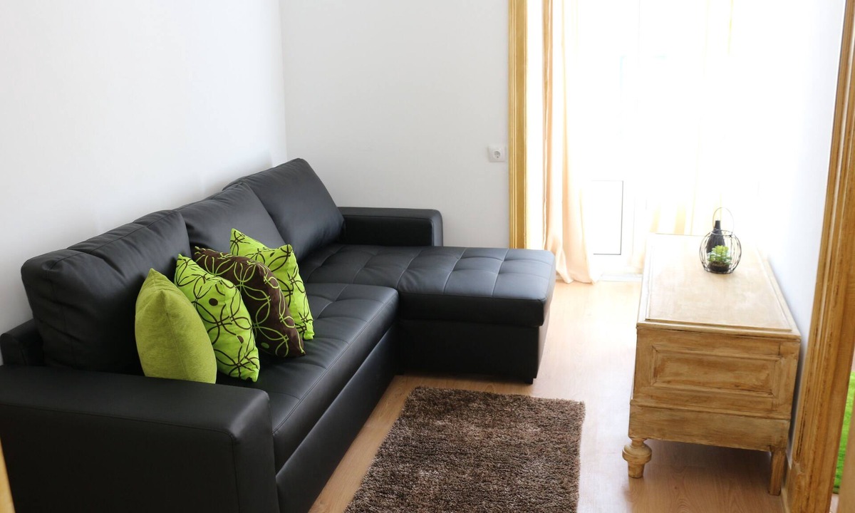Mouraria Apartment | Cozy Vintage 3-Bedroom Apartment in Downtown Lisbon – Sleeps 7!