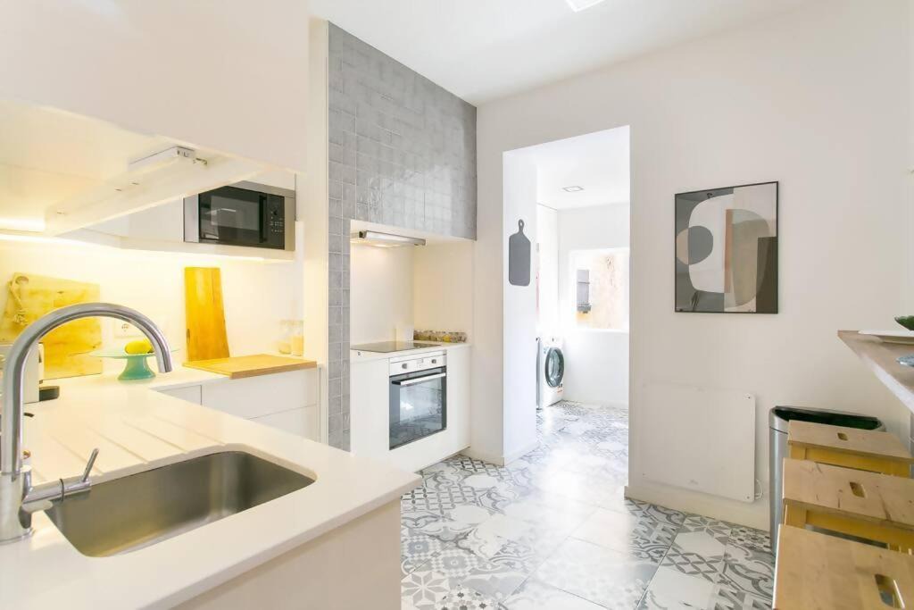 Linda-a-Velha Apartment | Dafundo-Fabulous Duplex near River Lisbon AC for 8