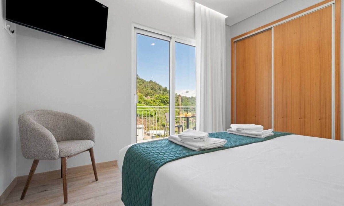 Sao Vicente House | Deluxe Double Room with Balcony Q4