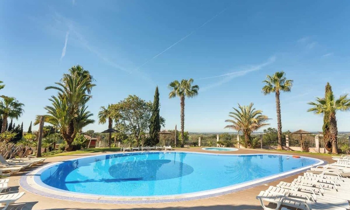 Alvor House | Deluxe House | Pool & Jacuzzi by HostWise