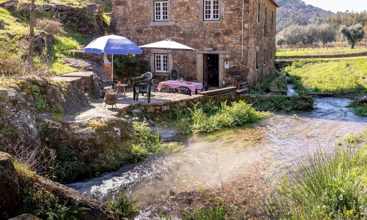 Fornelos House | Detached house (formerly a mill) with swimming pool in an idyllic location