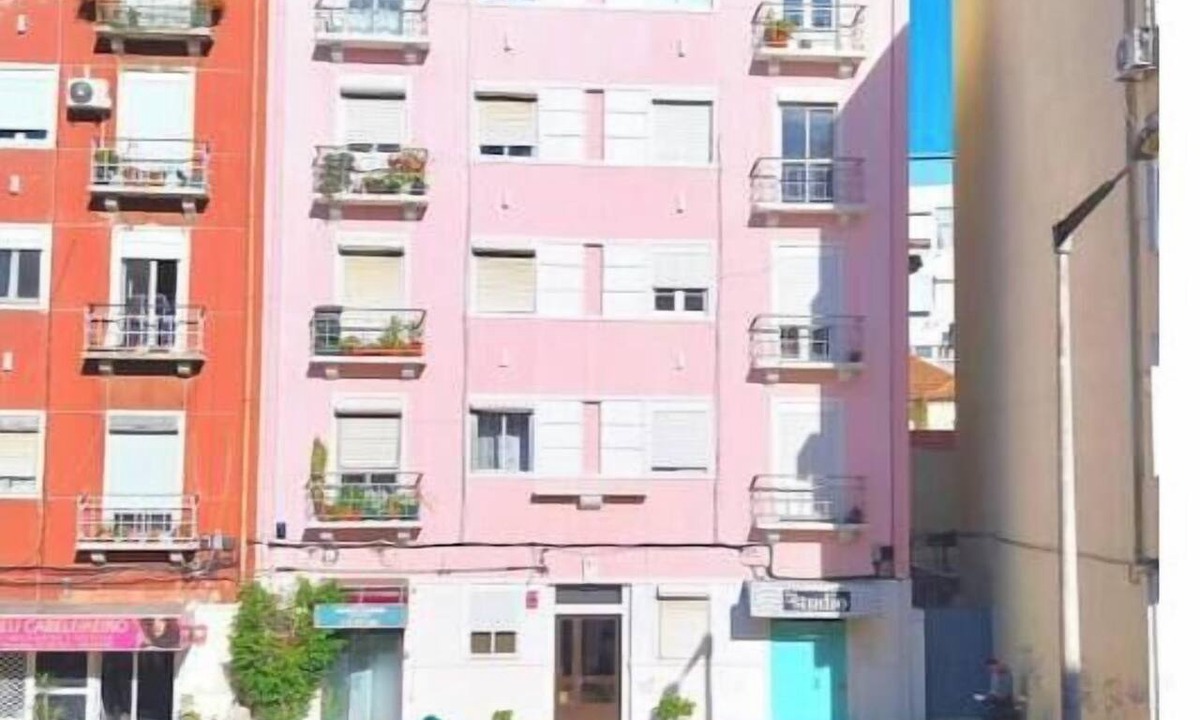 Sesimbra Apartment | Elegant room in Cacilhas with a balcony near Lisbon