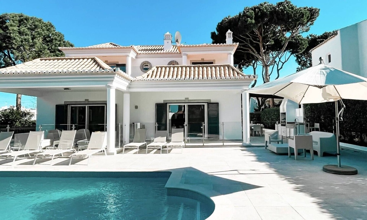 Quarteira Villa | Elegant spacious house in Vilamoura with private heated pool and family BBQ area
