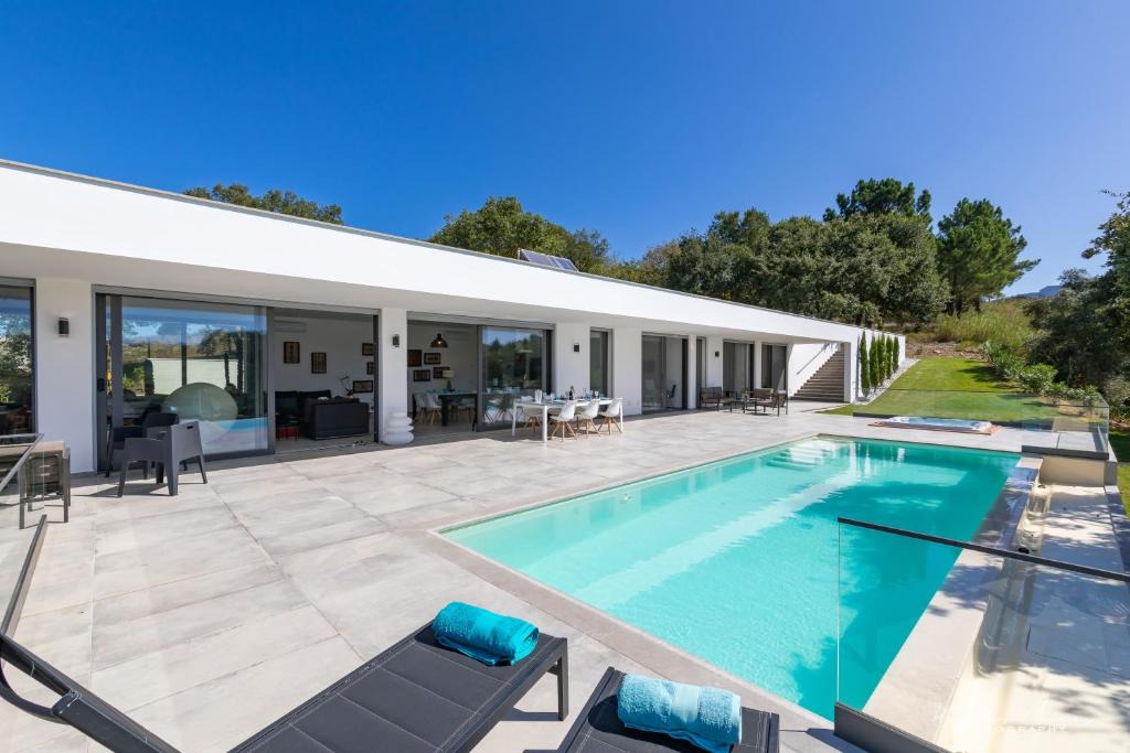 Usseira Villa | Elegant Villa with infinity pool & hot tub