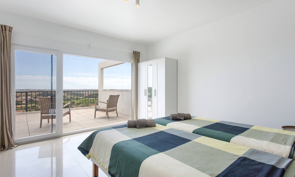 Lourinha Apartment | Emerald Room with Shared Pool and Shared Terrace