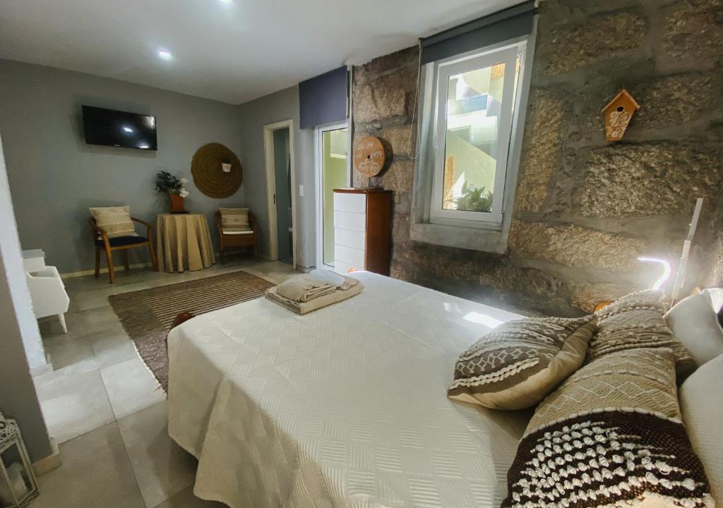 Paranhos House | En-Suite Bedroom and Garage in Porto City Center