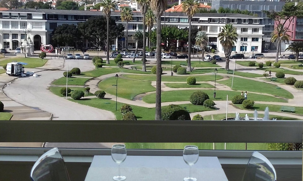 Estoril Apartment | Excellent Cozy beachfront apartment in front of beach, train, bus.