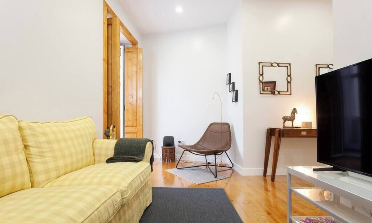 Alfama Apartment | Family Apartment with Balcony in Graça