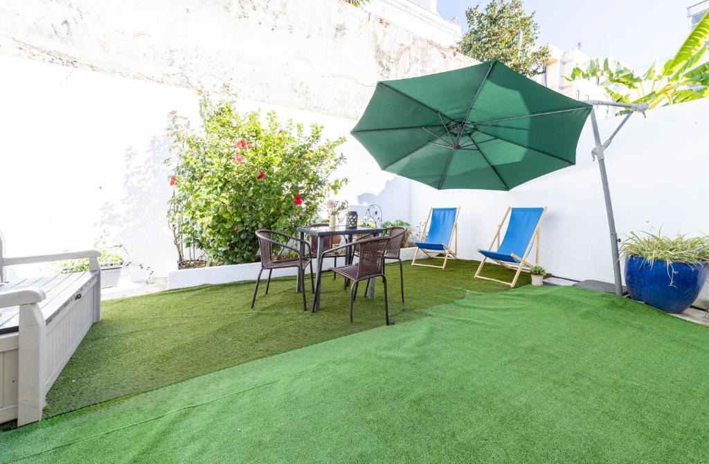 Benfica House | Family House in Lisbon with Pool, Garden & BBQ