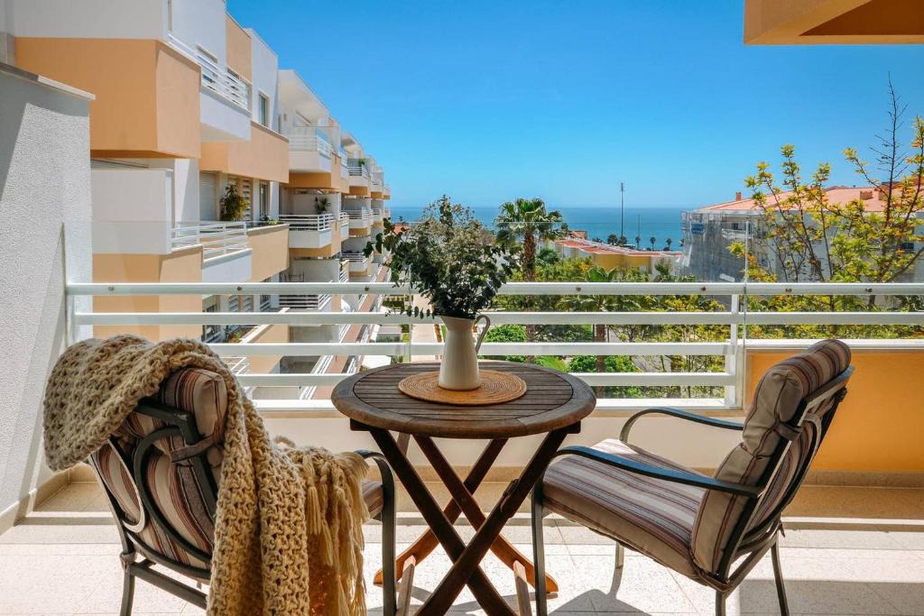 Parede Apartment | Fantastic Seaside Family Apartment with Pool