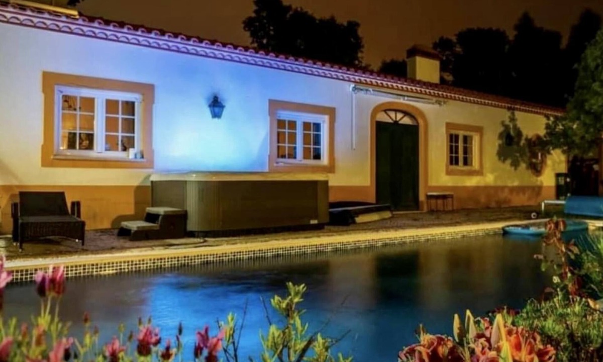 Alcobaca House | Farmhouse Sleeps 8 With Pool & Horses